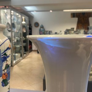 Un vase en porcelaine de Chine famille rose à décor de garçons jouants, marque de Qianlong, République — photo 21