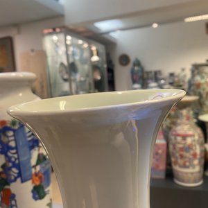 Un vase en porcelaine de Chine famille rose à décor de garçons jouants, marque de Qianlong, République — photo 23