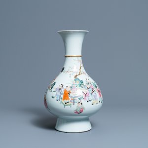 Un vase en porcelaine de Chine famille rose à décor de garçons jouants, marque de Qianlong, République — photo 10