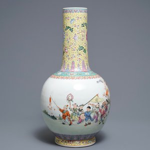 Un vase en porcelaine de Chine famille rose à décor de garçons jouants, marque de Qianlong, 20ème — photo 2