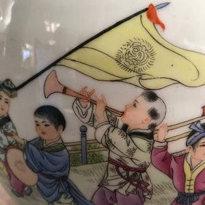 Un vase en porcelaine de Chine famille rose à décor de garçons jouants, marque de Qianlong, 20ème — photo 8