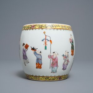 Un vase en porcelaine de Chine famille rose à décor de garçons jouants, République — photo 3