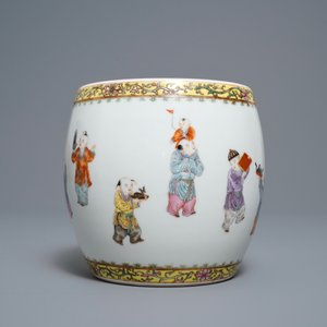 Un vase en porcelaine de Chine famille rose à décor de garçons jouants, République — photo 4