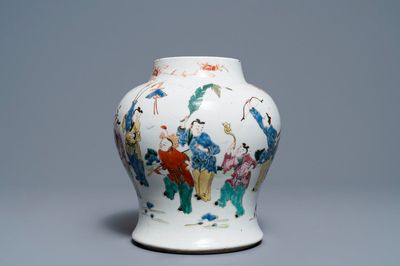 Un vase en porcelaine de Chine famille rose à décor de garçons jouants, Yongzheng