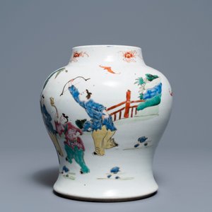Un vase en porcelaine de Chine famille rose à décor de garçons jouants, Yongzheng — photo 3