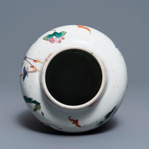 Un vase en porcelaine de Chine famille rose à décor de garçons jouants, Yongzheng — photo 5