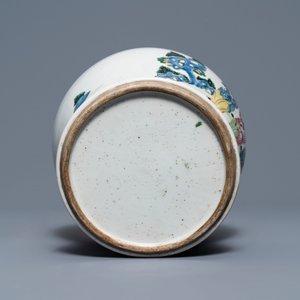 Un vase en porcelaine de Chine famille rose à décor de garçons jouants, Yongzheng — photo 6
