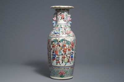 Un vase en porcelaine de Chine famille rose à décor de guerriers, 19ème