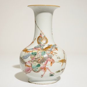 Un vase en porcelaine de Chine famille rose à décor de guerriers, 19ème — photo 1