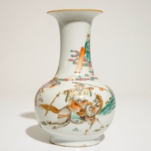 Un vase en porcelaine de Chine famille rose à décor de guerriers, 19ème — photo 2
