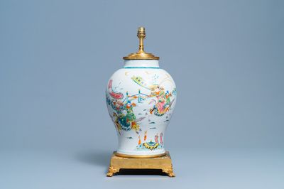 Un vase en porcelaine de Chine famille rose à décor de guerriers monté en lampe en bronze doré, 19/20ème