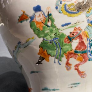Un vase en porcelaine de Chine famille rose à décor de guerriers monté en lampe en bronze doré, 19/20ème — photo 16