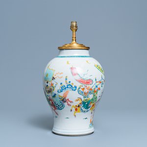 Un vase en porcelaine de Chine famille rose à décor de guerriers monté en lampe en bronze doré, 19/20ème — photo 2