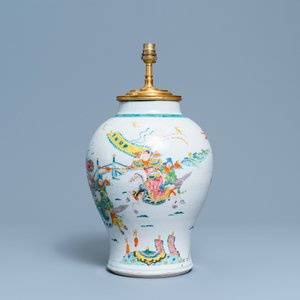 Un vase en porcelaine de Chine famille rose à décor de guerriers monté en lampe en bronze doré, 19/20ème — photo 3