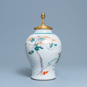 Un vase en porcelaine de Chine famille rose à décor de guerriers monté en lampe en bronze doré, 19/20ème — photo 4