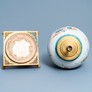 Un vase en porcelaine de Chine famille rose à décor de guerriers monté en lampe en bronze doré, 19/20ème — photo 6