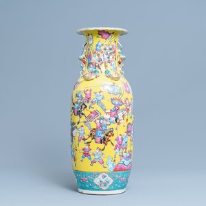 Un vase en porcelaine de Chine famille rose à décor de guerriers sur fond jaune, 19ème — photo 1