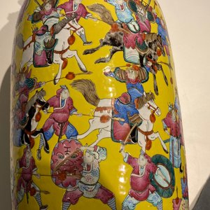 Un vase en porcelaine de Chine famille rose à décor de guerriers sur fond jaune, 19ème — photo 15