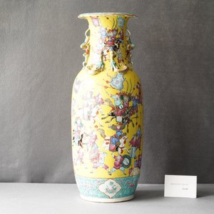 Un vase en porcelaine de Chine famille rose à décor de guerriers sur fond jaune, 19ème — photo 7