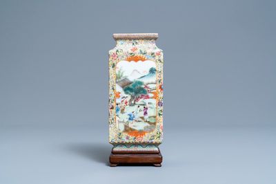 Un vase en porcelaine de Chine famille rose à décor de la cultivation de riz, marque de Qianlong, République