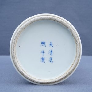 Un vase en porcelaine de Chine famille rose à décor de la production de blé, marque de Kangxi, 19ème — photo 9