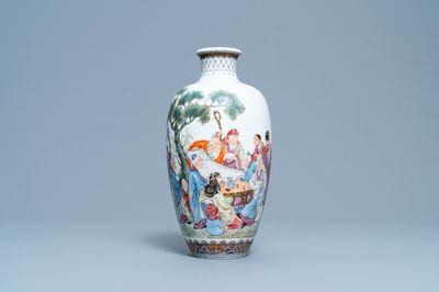 Un vase en porcelaine de Chine famille rose à décor de lettrés et leurs servants, marque de Qianlong, République