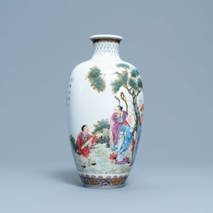 Un vase en porcelaine de Chine famille rose à décor de lettrés et leurs servants, marque de Qianlong, République — photo 2