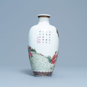 Un vase en porcelaine de Chine famille rose à décor de lettrés et leurs servants, marque de Qianlong, République — photo 3