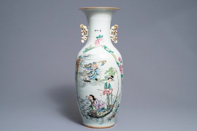 Un vase en porcelaine de Chine famille rose à décor de Liu Hai, 19/20ème