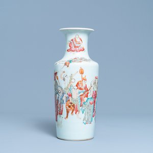 Un vase en porcelaine de Chine famille rose à décor de luohan et d'animaux mythiques, 19/20ème — photo 1