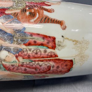 Un vase en porcelaine de Chine famille rose à décor de luohan et d'animaux mythiques, 19/20ème — photo 8