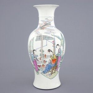 Un vase en porcelaine de Chine famille rose à décor de musiciennes, 19/20ème — photo 1