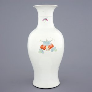 Un vase en porcelaine de Chine famille rose à décor de musiciennes, 19/20ème — photo 3