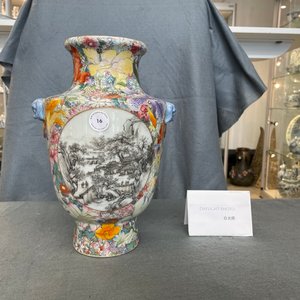 Un vase en porcelaine de Chine famille rose à décor de paysages en grisaille sur un fond de millefleurs, marque de Qianlong, République — photo 11