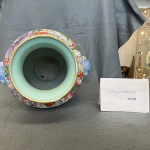 Un vase en porcelaine de Chine famille rose à décor de paysages en grisaille sur un fond de millefleurs, marque de Qianlong, République — photo 13