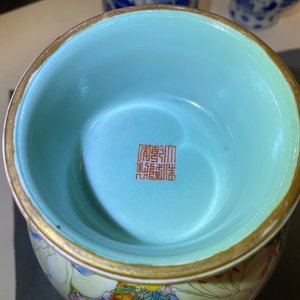 Un vase en porcelaine de Chine famille rose à décor de paysages en grisaille sur un fond de millefleurs, marque de Qianlong, République — photo 15
