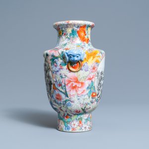 Un vase en porcelaine de Chine famille rose à décor de paysages en grisaille sur un fond de millefleurs, marque de Qianlong, République — photo 2