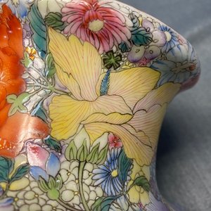 Un vase en porcelaine de Chine famille rose à décor de paysages en grisaille sur un fond de millefleurs, marque de Qianlong, République — photo 9