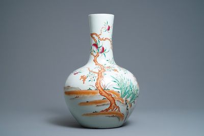 Un vase en porcelaine de Chine famille rose à décor de pêches, marque de Qianlong, 19ème