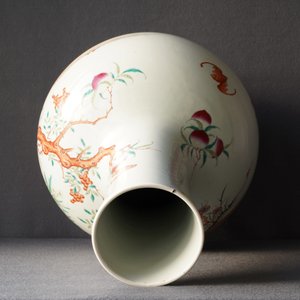 Un vase en porcelaine de Chine famille rose à décor de pêches, marque de Qianlong, 19ème — photo 11
