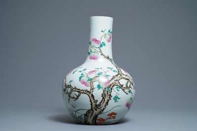 Un vase en porcelaine de Chine famille rose à décor de pêches, marque de Qianlong, 19ème