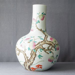 Un vase en porcelaine de Chine famille rose à décor de pêches, marque de Qianlong, 19ème — photo 7