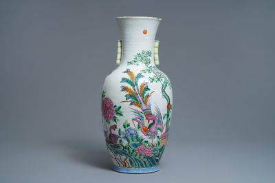 Un vase en porcelaine de Chine famille rose à décor de phénix et grues, marque de Qianlong, 19ème