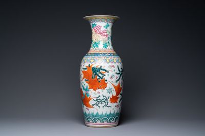 Un vase en porcelaine de Chine famille rose à décor de poissons d'or, 19ème