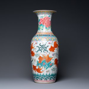 Un vase en porcelaine de Chine famille rose à décor de poissons d'or, 19ème — photo 3