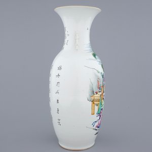 Un vase en porcelaine de Chine famille rose à décor de sages dans un jardin, 19/20ème — photo 2