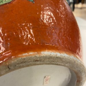 Un vase en porcelaine de Chine famille rose à décor de 'sanduo' appliqué sur un fond en rouge de corail, 19ème — photo 14