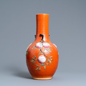 Un vase en porcelaine de Chine famille rose à décor de 'sanduo' appliqué sur un fond en rouge de corail, 19ème — photo 3
