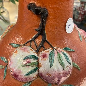 Un vase en porcelaine de Chine famille rose à décor de 'sanduo' appliqué sur un fond en rouge de corail, 19ème — photo 10