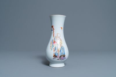 Un vase en porcelaine de Chine famille rose à décor de Shou Lao, marque de Qianlong, République